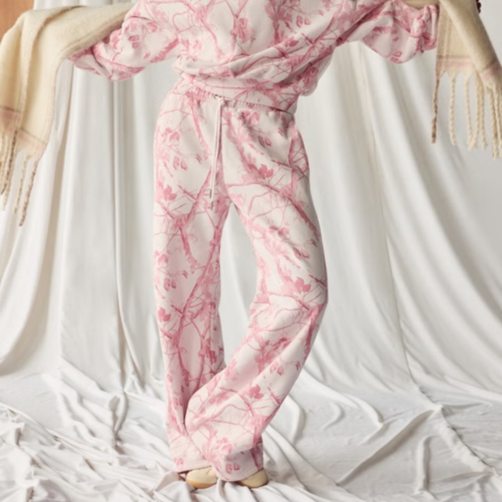 ISO Abercrombie & Fitch Pink Camo Wide Leg Sweatpants